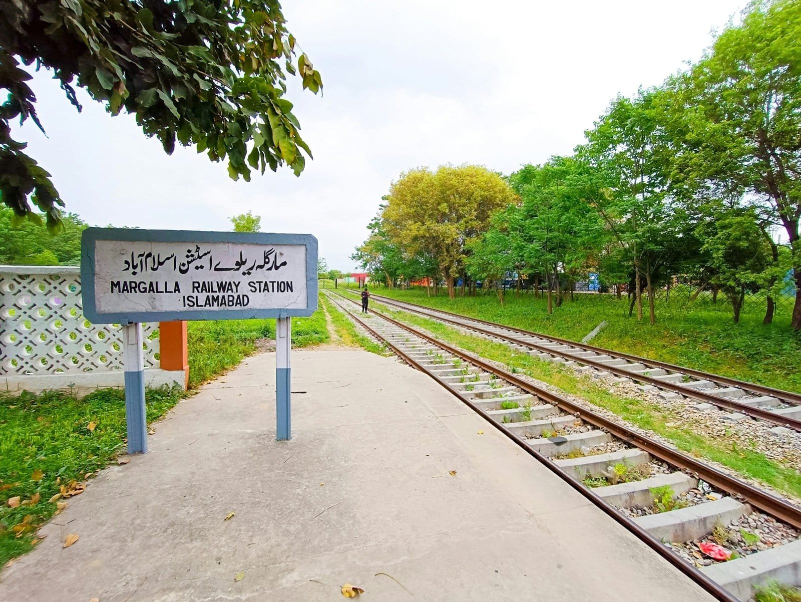 a sign that is on the side of a rail road track